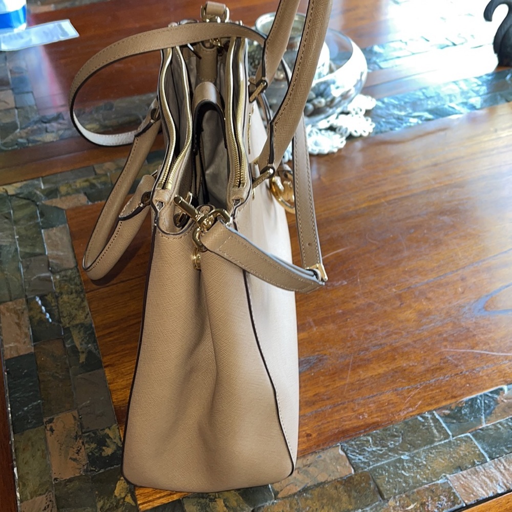 Gorgeous Michael Kors Sutton LG satchel purse perfect - Picture 3 of 11